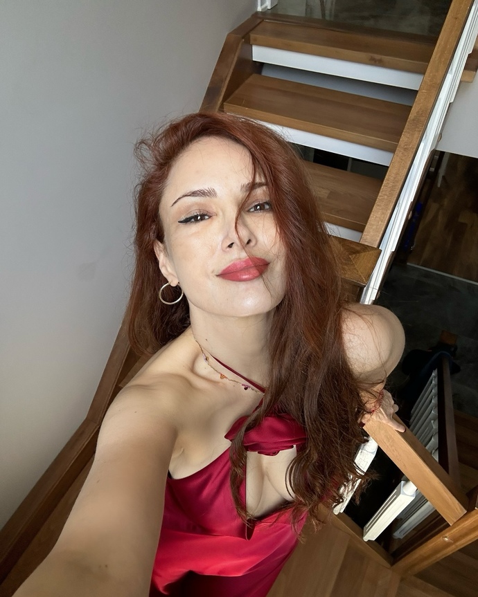Mine Tugay özellikle giyimi harika değil mi? esnetik harikası ama çok güzel değil mi ya?