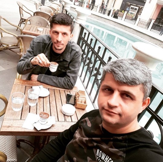 Yediğiniz içtiğiniz ayrı düşmeyen biri var mı?