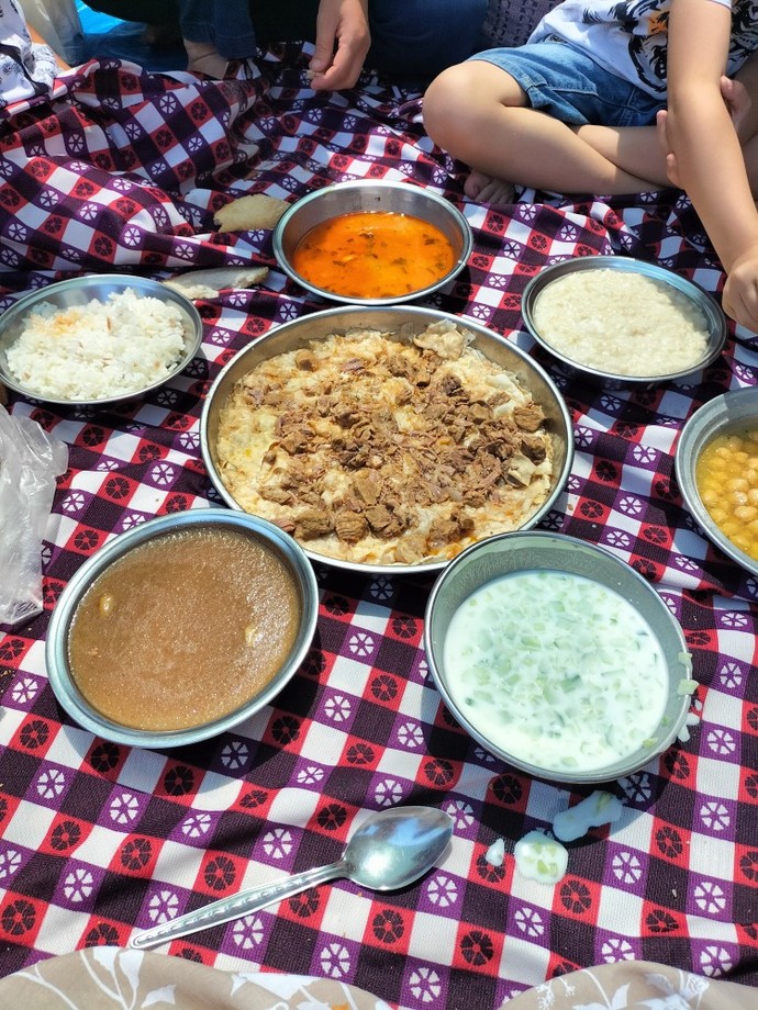 Köy hayrına gittik ben yer sofrasına oturup sofradakilerle aynı tabaktan yemek istemediğim için annem bana küstü sizce kim haklı?