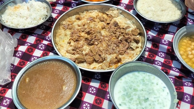 Köy hayrına gittik ben yer sofrasına oturup sofradakilerle aynı tabaktan yemek istemediğim için annem bana küstü sizce kim haklı?