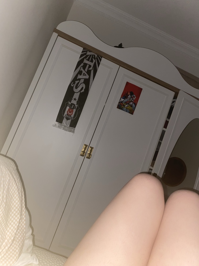 Sizce bacaklarım çok mu beyaz aşkolar?