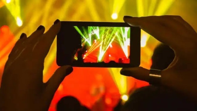 Konser sırasında her anı telefonla kayda alır mısınız yoksa sevdiğiniz şarkı çıkınca mı bunu yaparsınız?