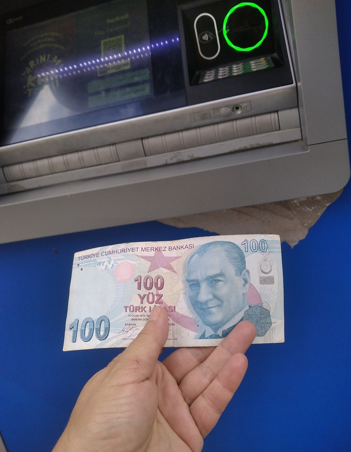ATM den para çekicem bir saattir önünde bekliyorum bu nedir ya?
