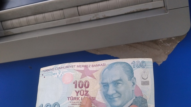 ATM den para çekicem bir saattir önünde bekliyorum bu nedir ya?