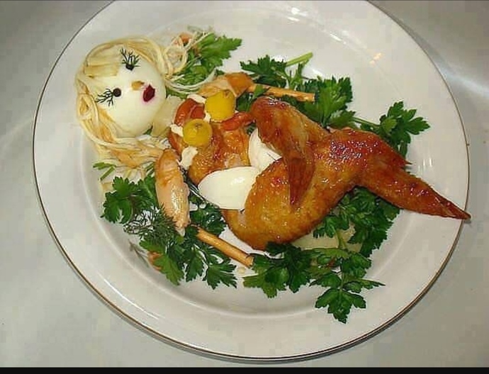 Akşama misafir gelecek şöyle bir sunum tabağı hazırladım sizce beğenirler mi? sanatta kattım biraz 🤭🤭?