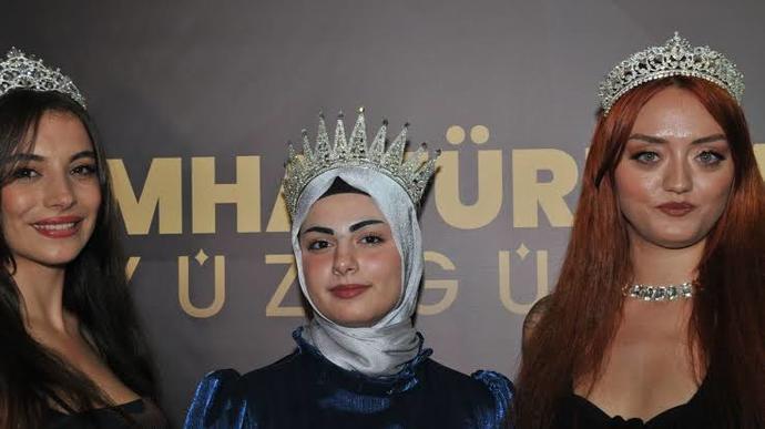 Bu kız yüz güzeli seçilmiş. Sizce yüz güzeli seçilecek kadar güzel mi?