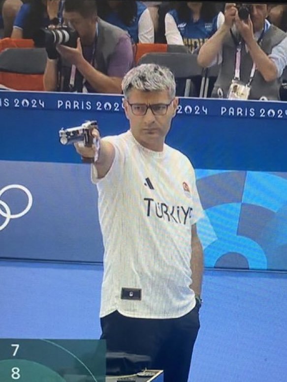 2024 Paris Olimpiyatlarında havalı tabanca atıcılık sporcumuz Yusuf Dikeç rahatlığıyla gündemde! Tarzını nasıl buldunuz?