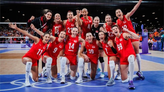 Filenin Sultanları, Dominik Cumhuriyeti'ni 3-1 yenerek çeyrek finale yükseldi! Kızlarımıza mesajınız var mı?