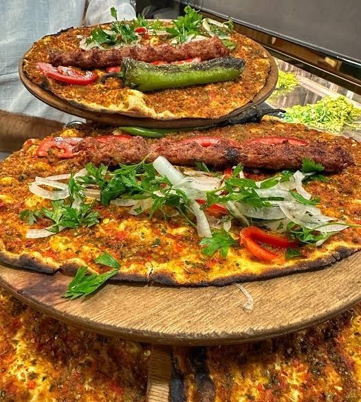 Lahmacun arası Adana kebap güzel olur mu?
