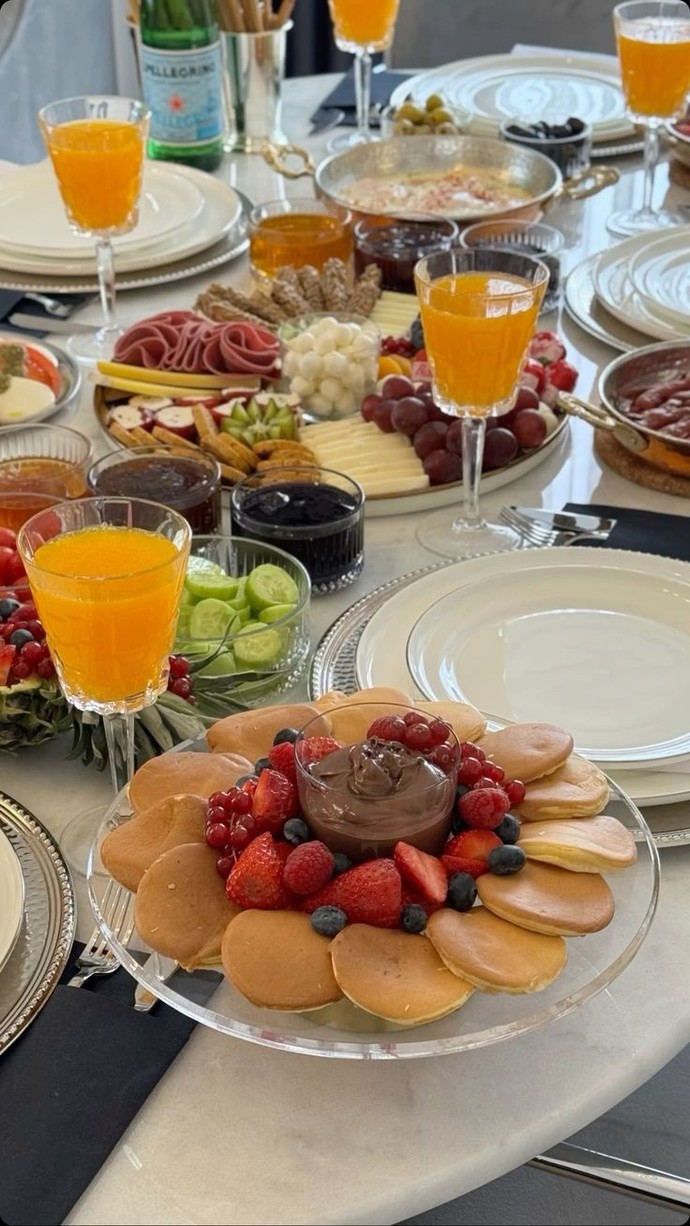 İzlediğimiz çoğu dizide sofradaki yemeklerin aslında sahte olduğunu biliyor muydunuz?