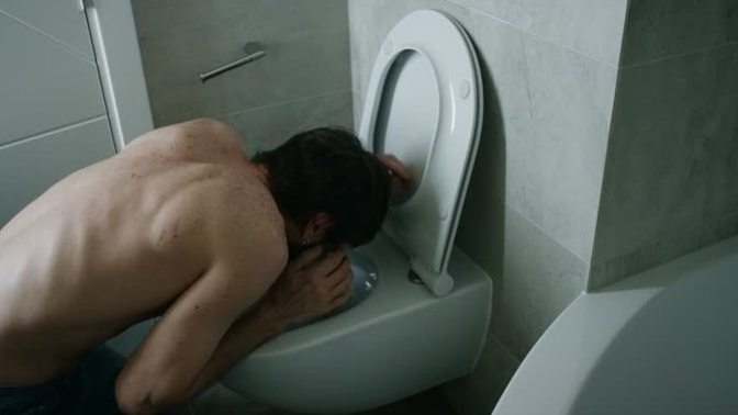 Kusarken saçlarını tutacak biri var mı?