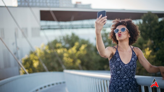 Instagram erişime kapatıldı. Dudak büzmeli selfie çekmiştim, şimdi ben bunu nerede paylaşacağım?