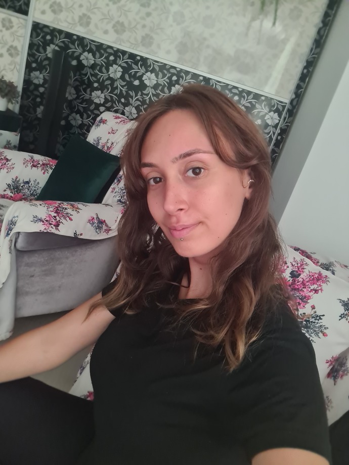 Bugun kuafordeki kadin saç rengin çok açık renk olmuş dedi sizce?