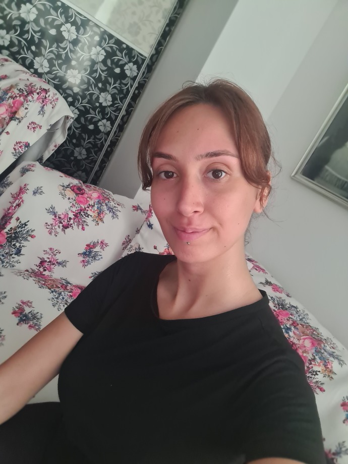 Bugun kuafordeki kadin saç rengin çok açık renk olmuş dedi sizce?