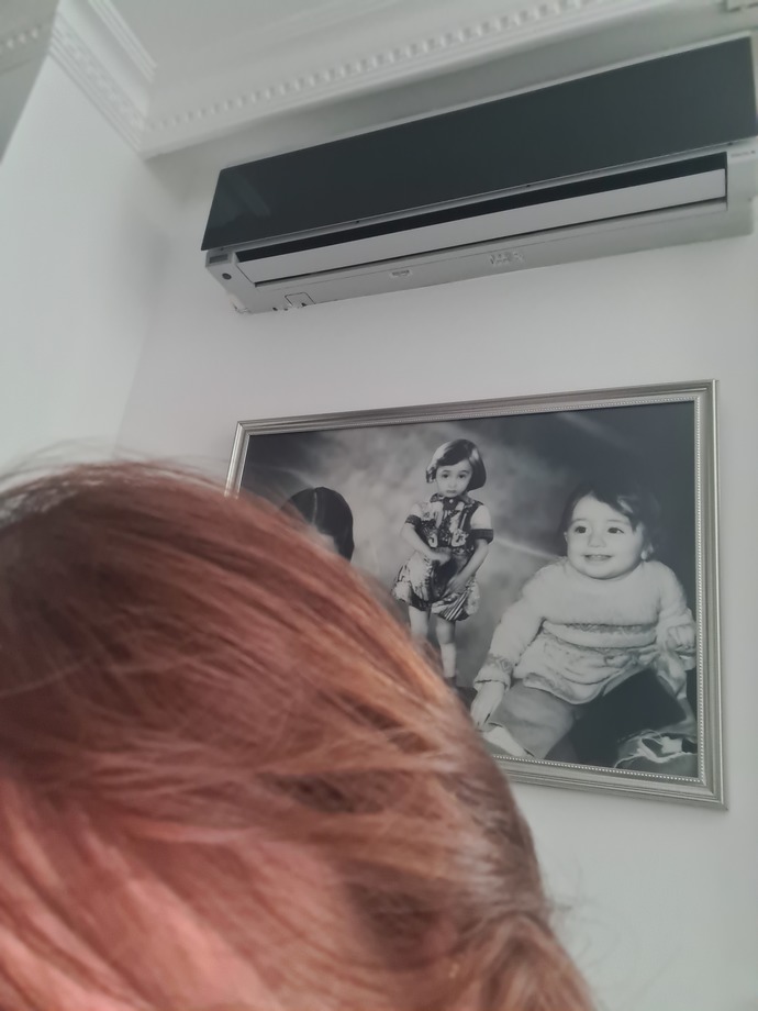 Bugun kuafordeki kadin saç rengin çok açık renk olmuş dedi sizce?