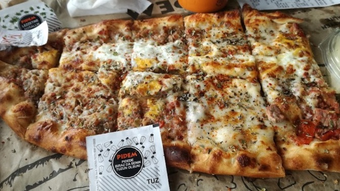 Yemek yiyelim dedi, beni pideciye getirdi. Sizce ciddi ilişkide daha kaliteli mekanlara götürmek gerekmez mi?