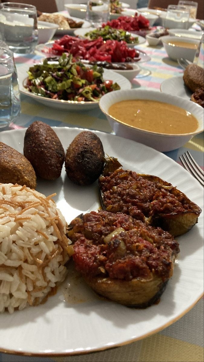 Sizin evde akşam yemekleri saat kaçta yenir?