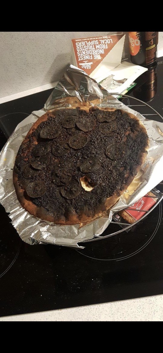 Pizza yaptim ama bunun rengi neden boyle oldu acaba bu yenir mi?