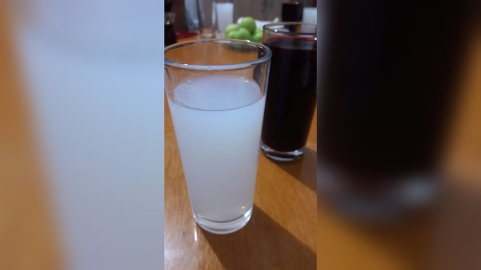 Aşk acısının geçmesi için kaç kadeh kırılmalı sarhoş gönlümde?