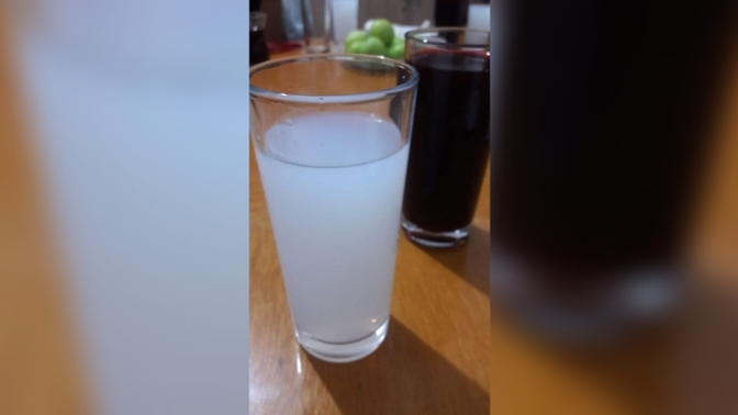 Aşk acısının geçmesi için kaç kadeh kırılmalı sarhoş gönlümde?
