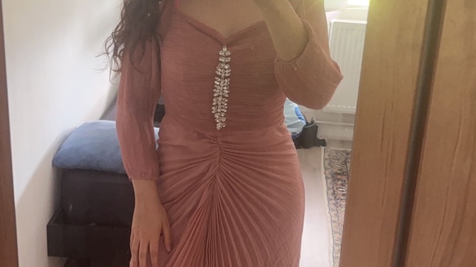 Bu elbisenin baska renkini almak mantikli mi? pembe yakismadi?