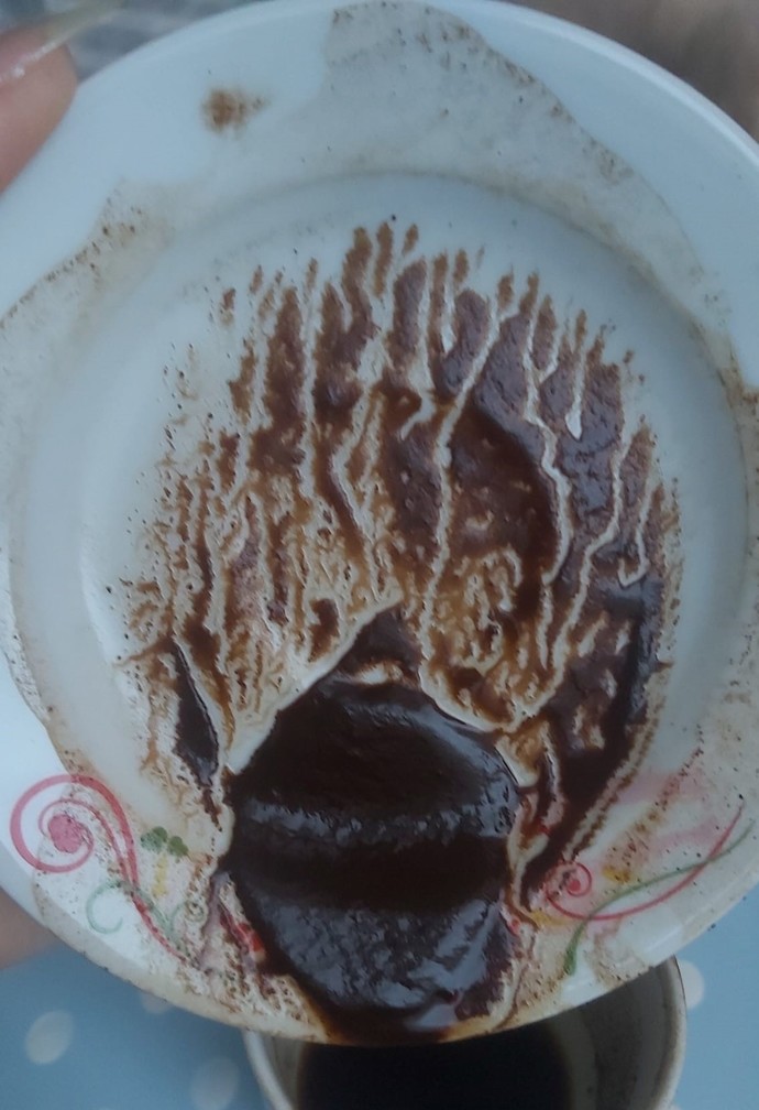 Hayrına kahve falı bakacak olan var mı ekte fotoları var :)) özellikle aşk hayatı önemlii?