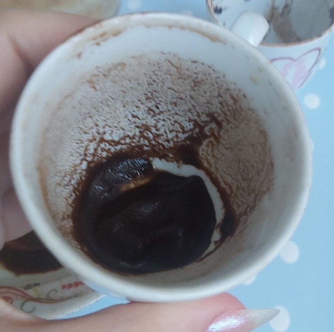 Hayrına kahve falı bakacak olan var mı ekte fotoları var :)) özellikle aşk hayatı önemlii?