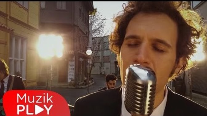 Son sıralar sık dinlediğiniz bir şarkı var mı?