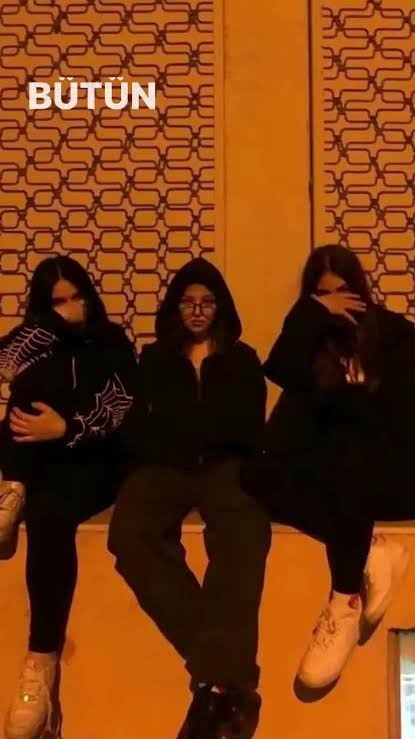 Sizce Dövüşte bu çocuk mu alır bu kızlar mı?