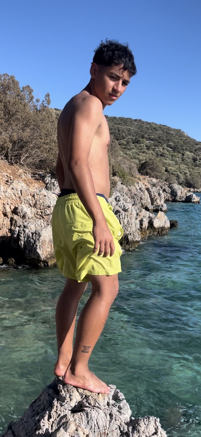 Sizce Dövüşte bu çocuk mu alır bu kızlar mı?