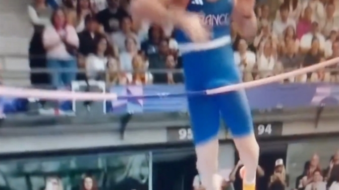 Olimpiyatlarda sırıkla atlamada milyonda bir görülen talihsizlik yaşandı. İzleyebildiniz mi🤣?