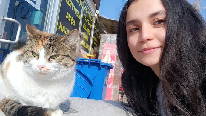 Kedisini kendi doğuran var mı?