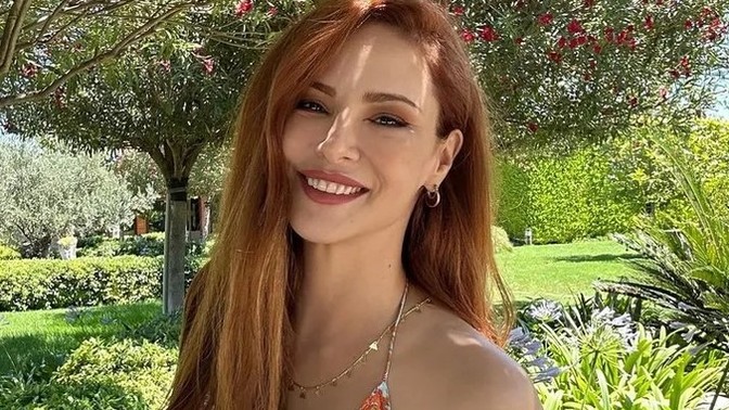 Mine Tugay güzellik olarak aşırı abartılmıyor mu?