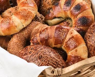 Çayın yanında açma mı güzel gider simit mi?