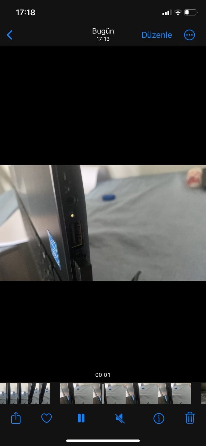 Lütfen yardım edin laptop bozuldun kenarda beyaz Işık yanıp sönüyor ışık?