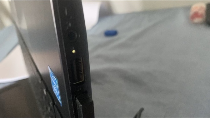 Lütfen yardım edin laptop bozuldun kenarda beyaz Işık yanıp sönüyor ışık?