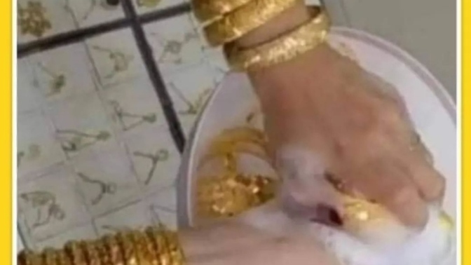 Misafirler gitti.. bulaşıkları yıkayayım bari🤭🤭 kollarımda bi ağırlık var sizce neden olabilir?🤭🤭?