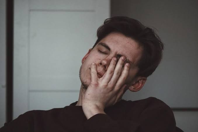 Yemek yedikten sonra baş ağrısı ve uyku hali sizde de oluyor mu?