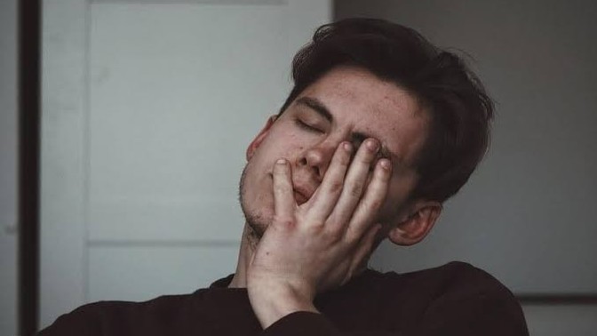Yemek yedikten sonra baş ağrısı ve uyku hali sizde de oluyor mu?