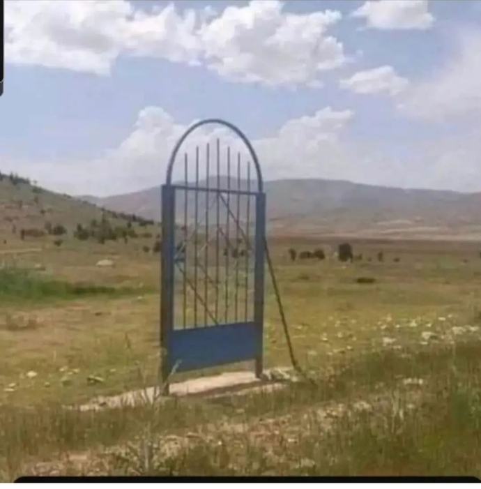 Artık kapım herkese kapalı, lütfen ısrar etmeyin🤭(yan taraf açık ordan gelin) sizce nerenin kapısı bu🤭🤭?
