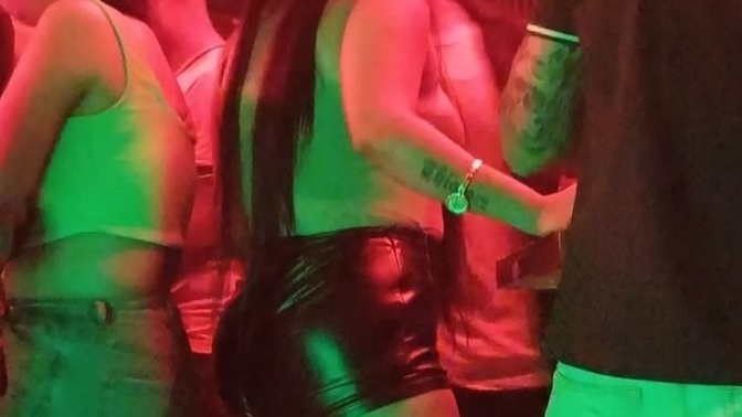 Eşinizle gece kulübüne eğlenceye gittiniz sözlü ve elle tacize ugradınız eşinize söylermisiniz?