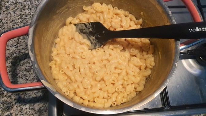Gece gece mac and chesee yaptım knor markasının ürünü, nasıl görünüyor?