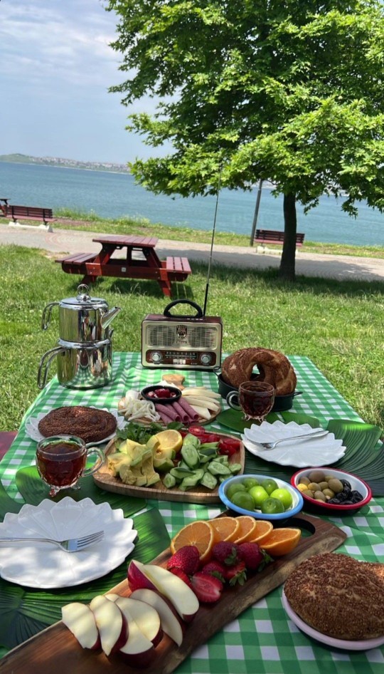 Şu sofrada kiminle kahvaltı yapmak isterdin?