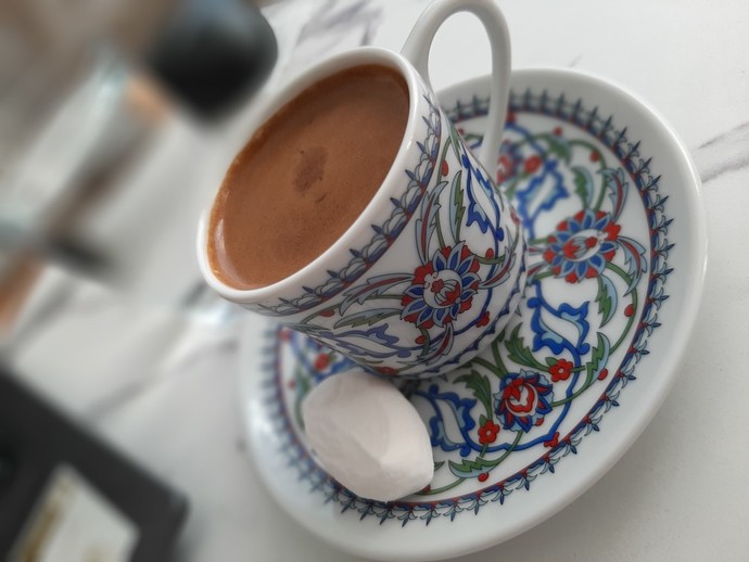 Türk kahvesi karton bardakta içilmez mi?