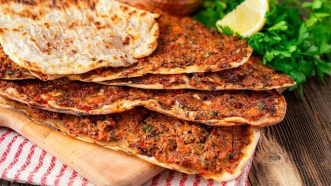 Bur oturuşta kaç lahmacun yersiniz😂?