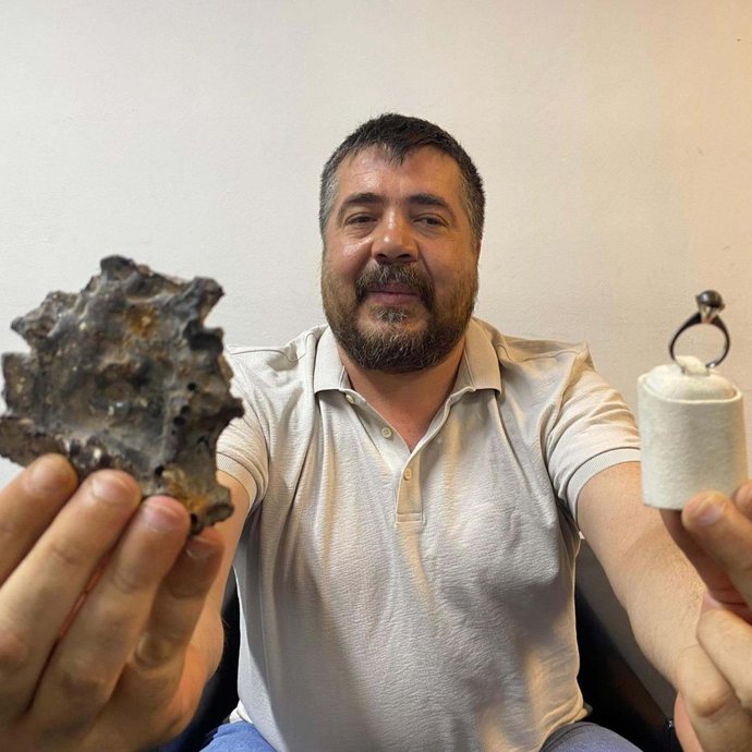 Antalyada bir kişi bulduğu meteor taşından eşine tektaş yüzük yaptırdı. Size verilen en değişik hediye neydi?