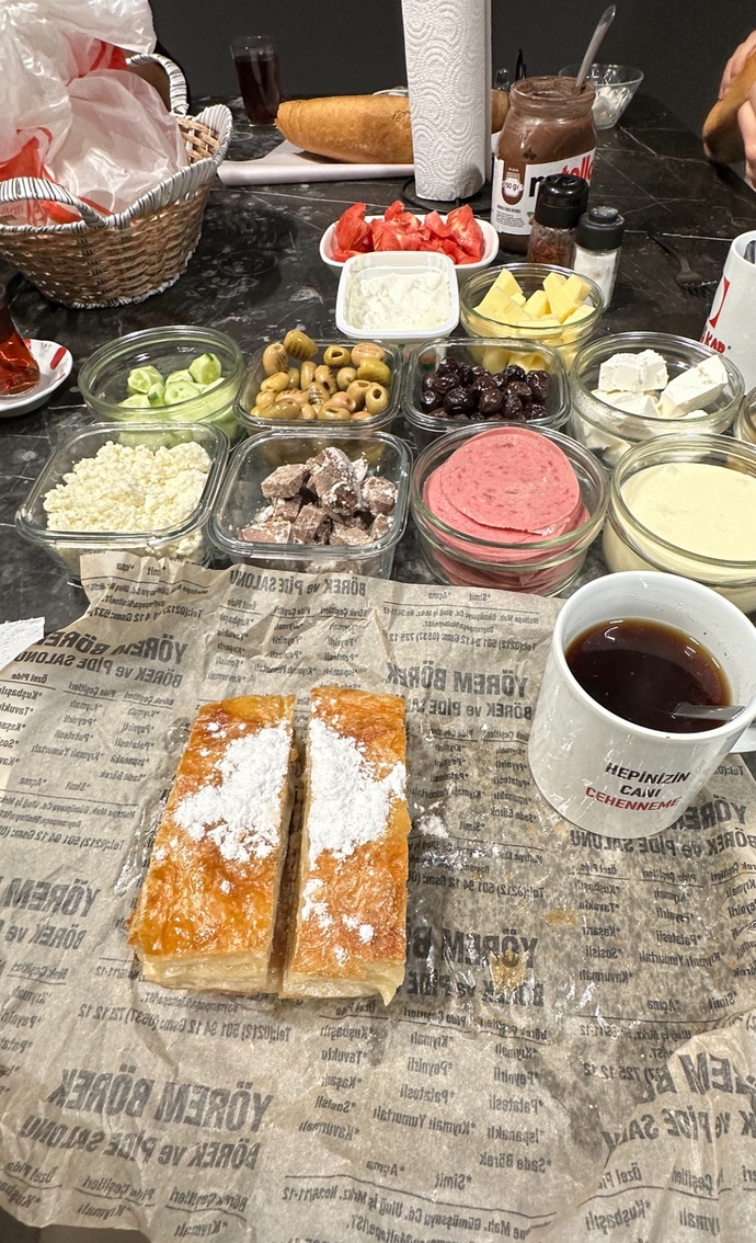 Kahvaltıda börek sever misini?
