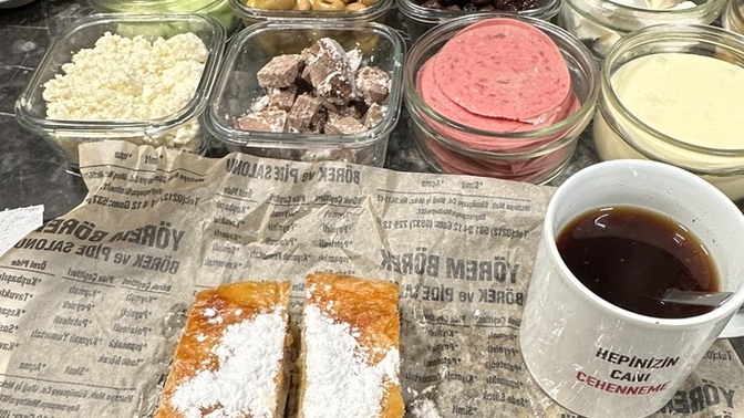 Kahvaltıda börek sever misini?