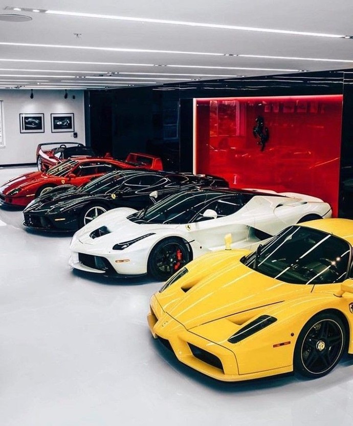 Ferrari arabalarıyla dolu bir garajınız olsaydı hayatta daha mı mutlu olurdunuz?