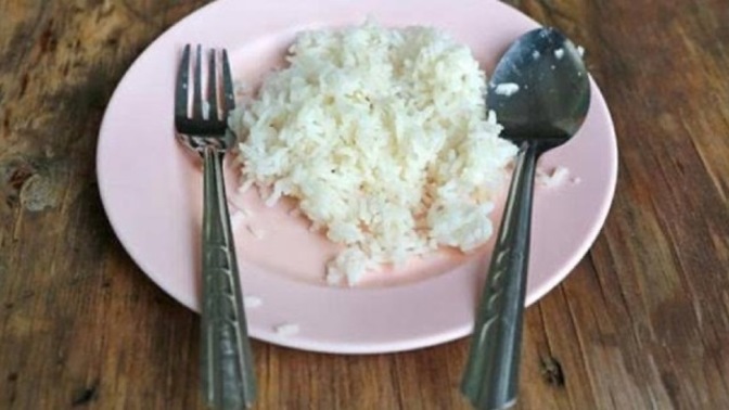 Pilavı çatalla mı yersin yoksa kaşıkla mı?